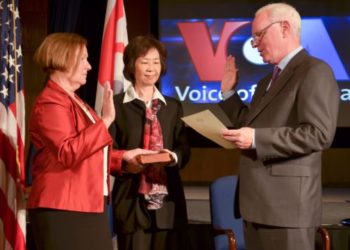 Amanda Bennett being sworn as VOA Director by Broadcasting Board of Governors (BBG) CEO John Lansing, April 18, 2016. Kelu Chao, a longtime VOA senior executive and later acting CEO of USAGM (BBG's name since 2018) is also in the photo.