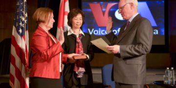 Amanda Bennett being sworn as VOA Director by Broadcasting Board of Governors (BBG) CEO John Lansing, April 18, 2016. Kelu Chao, a longtime VOA senior executive and later acting CEO of USAGM (BBG's name since 2018) is also in the photo.